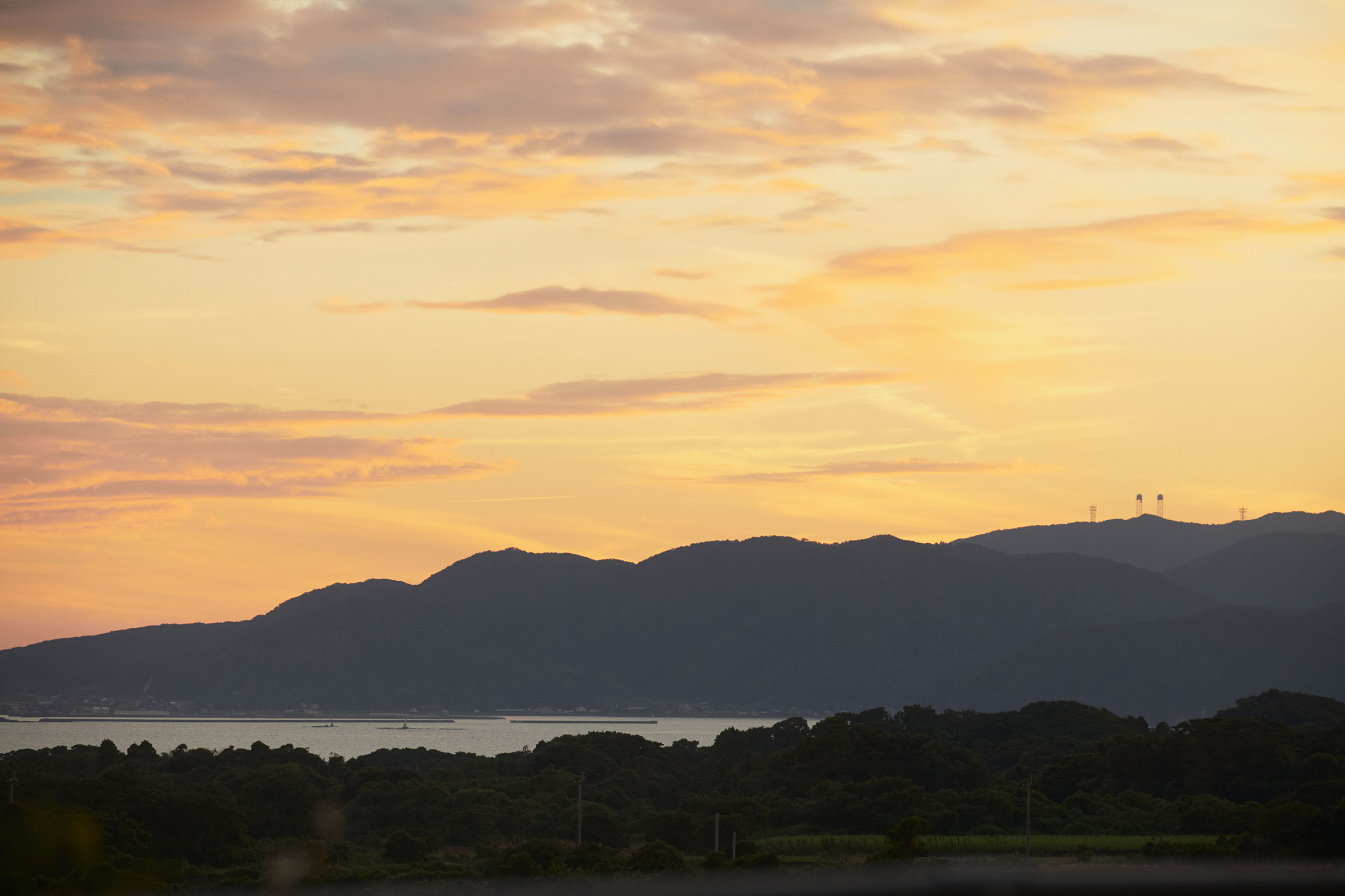 夕暮れ、橙色に染まる景色をながめる